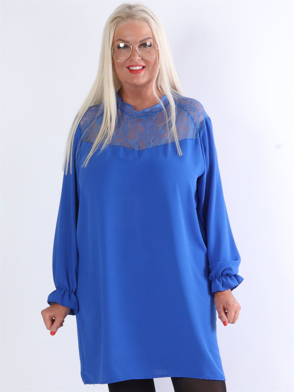 Katharina - Kjole med blondetaljer foroven